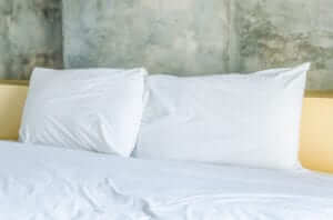 pillows, bed, decluttered